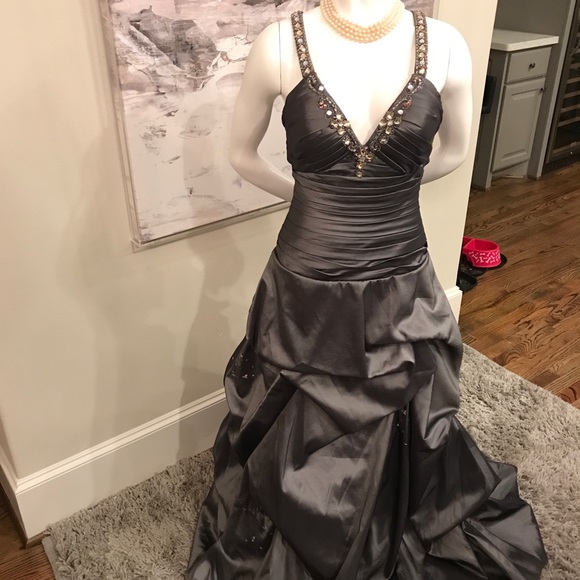 New small gray evening gown. - Picture 1 of 7